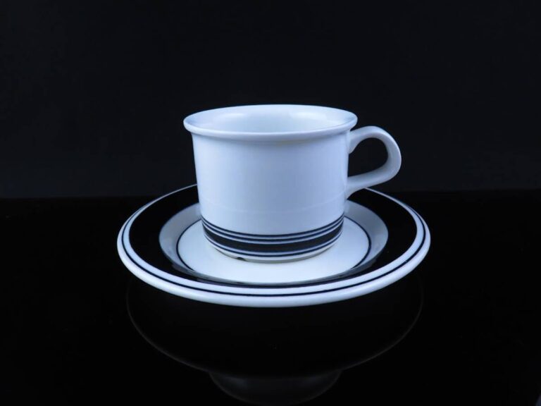 Read more about the article Arabia Faenza Mustaraita Black And White Coffee Cup Saucer Peter Winquist Inkeri