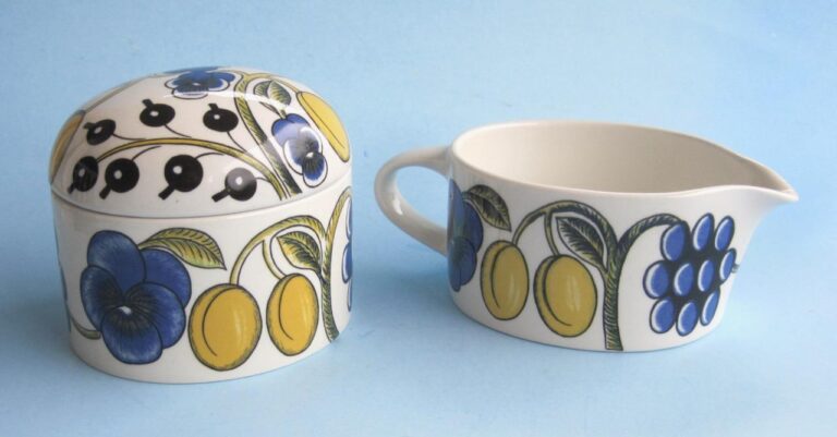 Read more about the article Cream and Lidded Sugar Box Arabia of Finland Paratiisi Blue Yellow 2 piece set