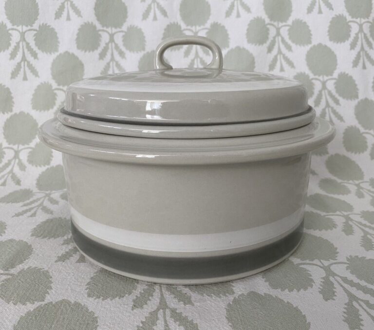 Read more about the article Arabia of Finland Salla 9” Round Covered Casserole Dish with Lid