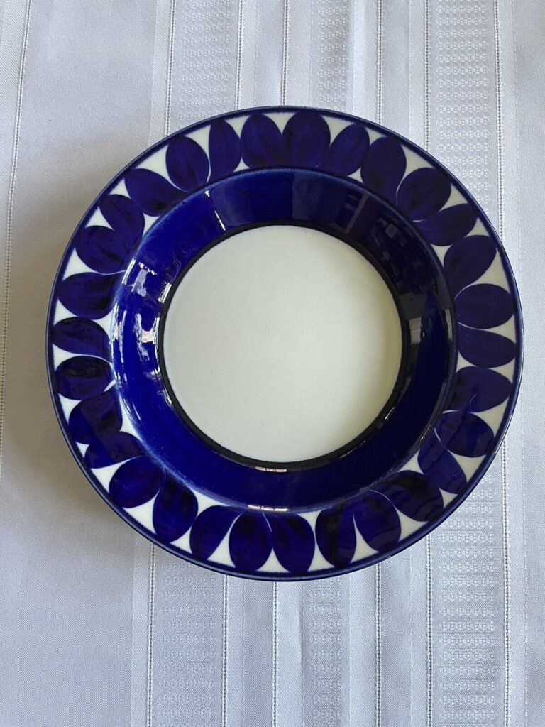 Read more about the article Vintage Sotka Blue Arabia of Finland 8 1/8” Rimmed Soup Bowl.