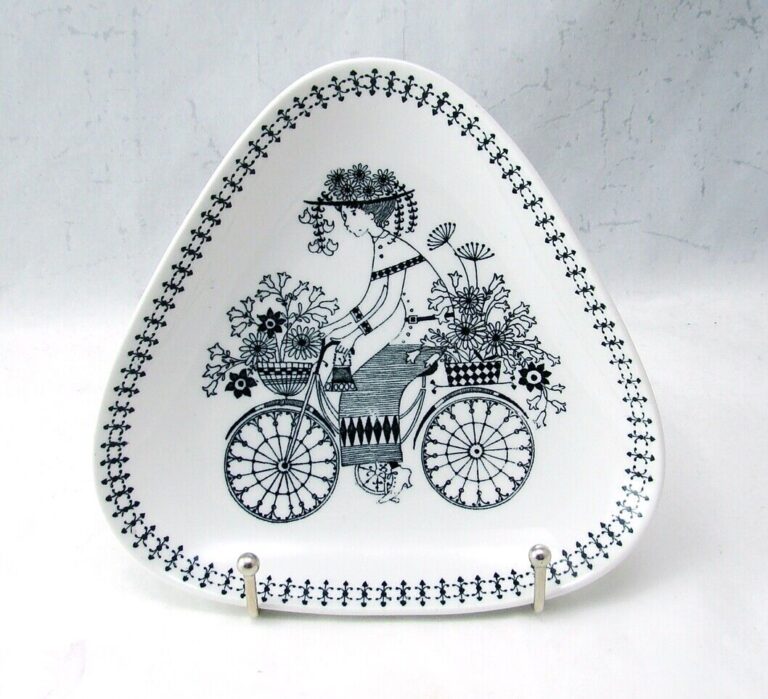 Read more about the article Arabia Finland EMILIA Triangular Dish (Dishes) 6 1/4″ x 1 1/4″ EXCELLENT
