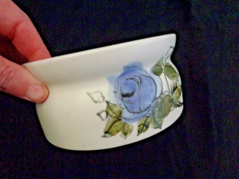 Read more about the article Scandinavian Ceramic Arabia Bowl Finland Vintage Blue Rose Flower Handpainted