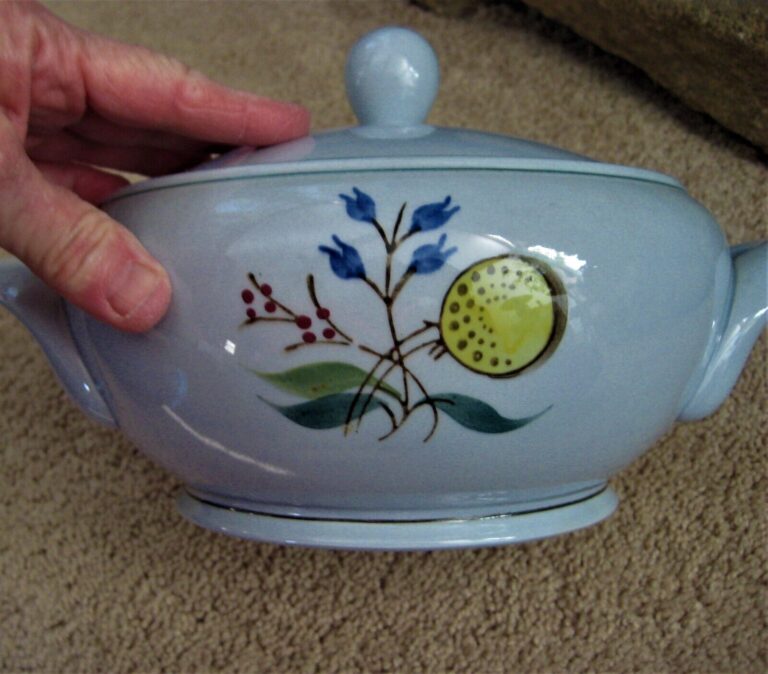 Read more about the article Arabia Finland MCM Windflower Pattern Covered Casserole Dish