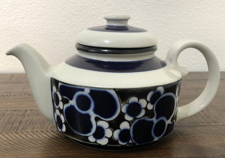 Read more about the article Vintage Arabia of Finland Saara Teapot Cobalt Blue