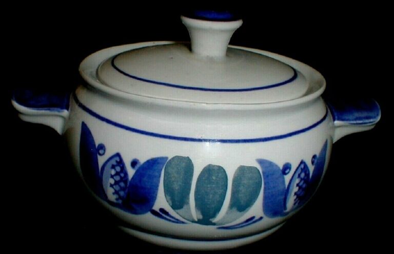 Read more about the article Arabia of Finland BLUE LAUREL Tulip Individual Handled Casserole Soup Bowl w Lid
