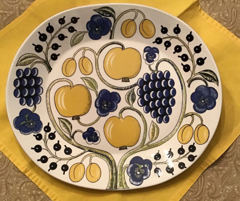 Read more about the article VTG. Paratiisi Arabia Finland Large Oval Platter by Birger Kaipianen Excellent