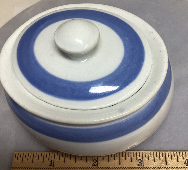 Read more about the article Arabia Of Finland Covered Sugar Dish Blue Ribbon on White 4”