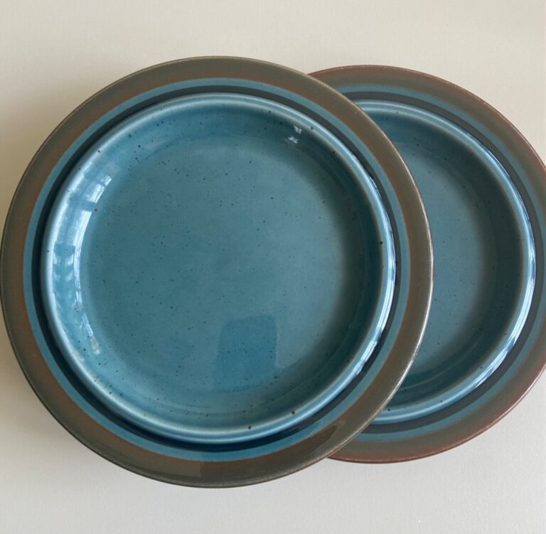Read more about the article Arabia Finland  Meri Blue  Vintage  Two 10” Dinner Plates  good condition