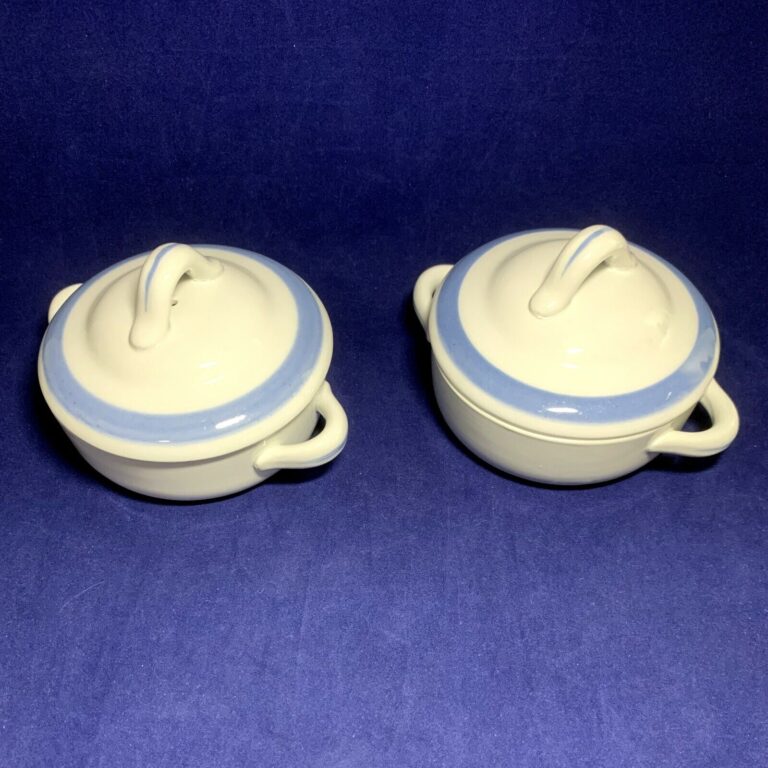 Read more about the article 2 Vtg 1960s Arabia Finland Ribbons Blue Individual Mini Casseroles w Lids 4.5″