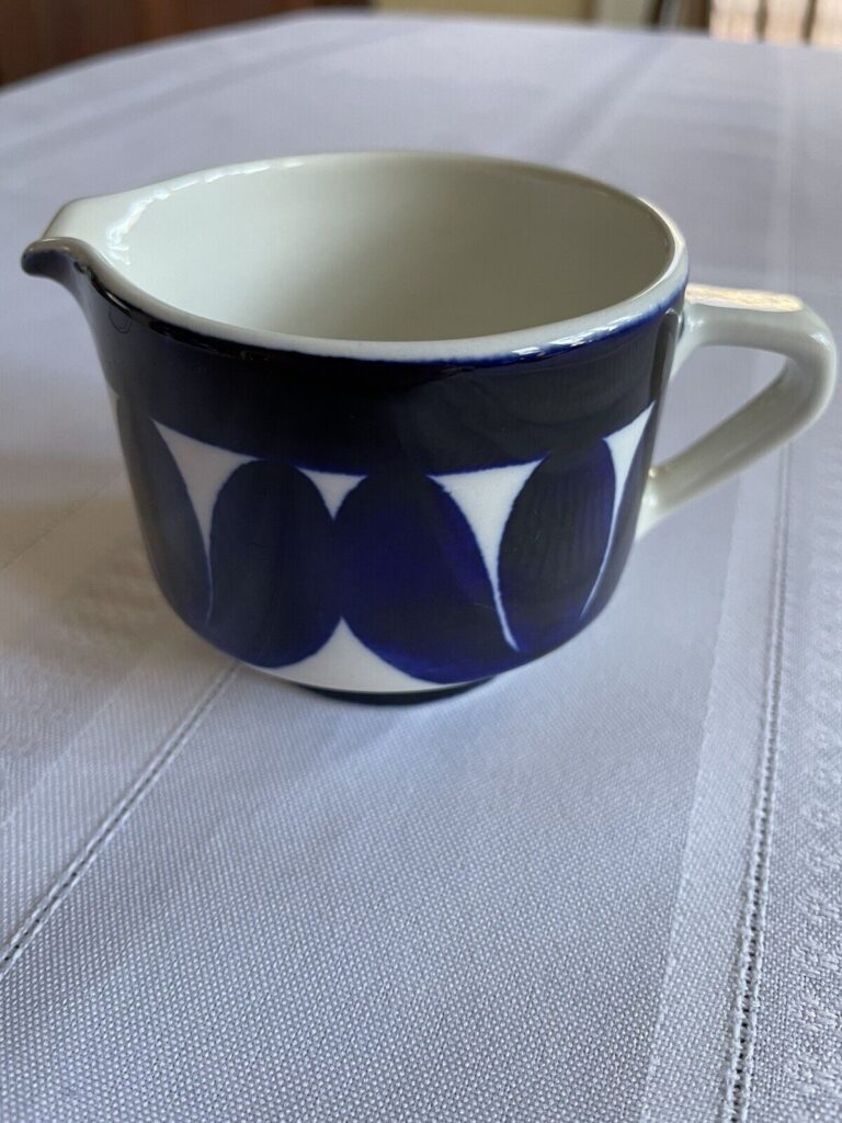 Read more about the article Vintage Sotka Blue Arabia of Finland mini creamer 2 1/4” 4oz  hand painted.