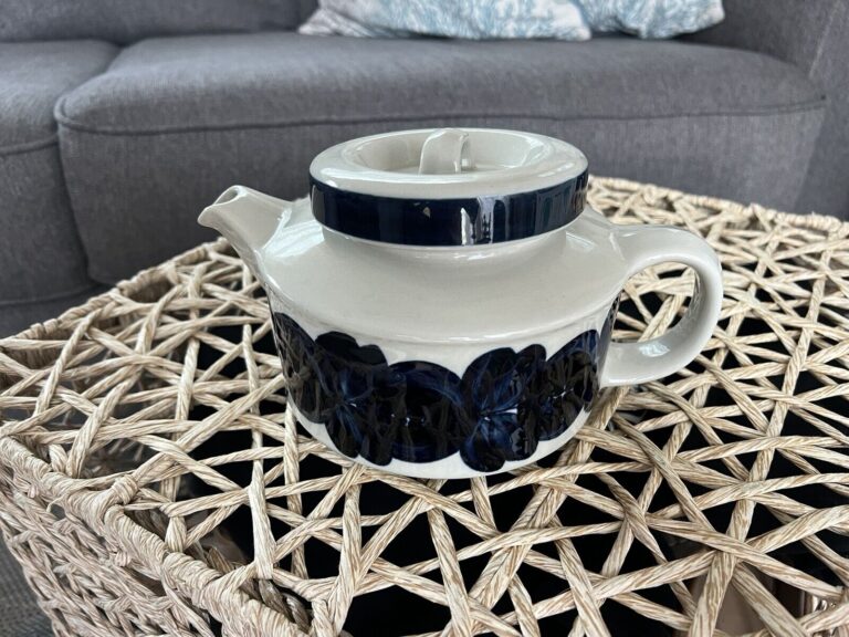 Read more about the article ARABIA Finland Blue Anemone Three Piece Tea Pot ~ Strainer and Lid Ulla Procope