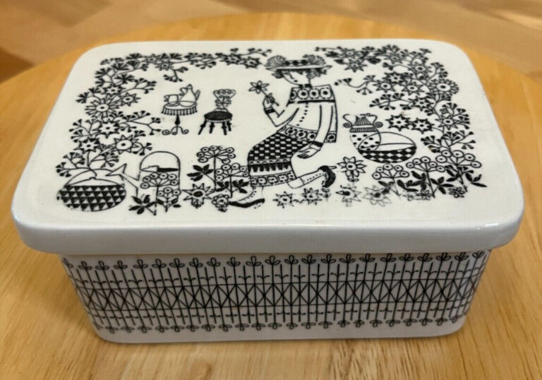 Read more about the article Arabia Finland Emilia Butter Box by Raija Uosikken c1960s
