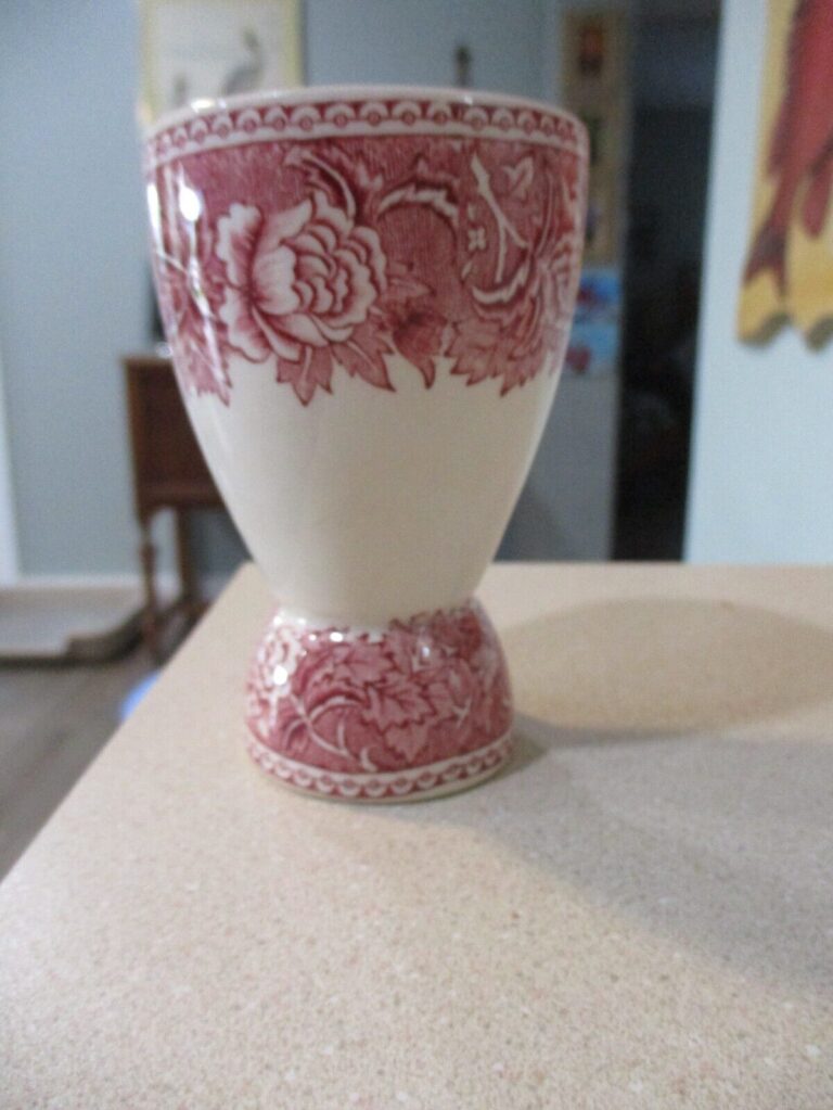 Read more about the article Landscape Red flowers 4 1/8 ”Arabia Made in Finland double egg cup