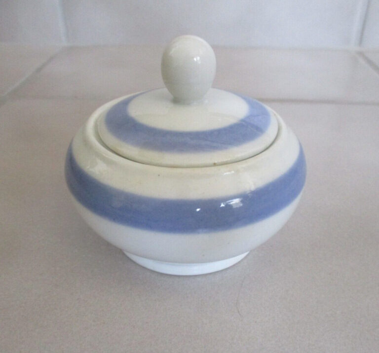 Read more about the article Vintage Arabia Finland Ribbons Blue Lidded Sugar Bowl Blue Stripe on White