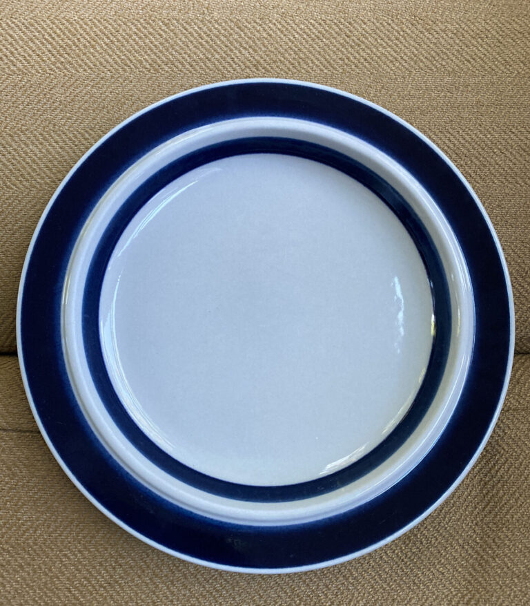 Read more about the article Arabia Anemone Blue 10″ Dinner Plate Finland Ulla Procope Design