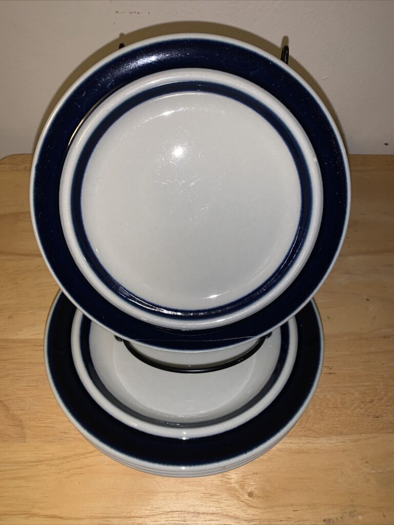 Read more about the article Set Of 4 ARABIA FINLAND ANEMONE BLUE 7″ Bread Plates – EUC