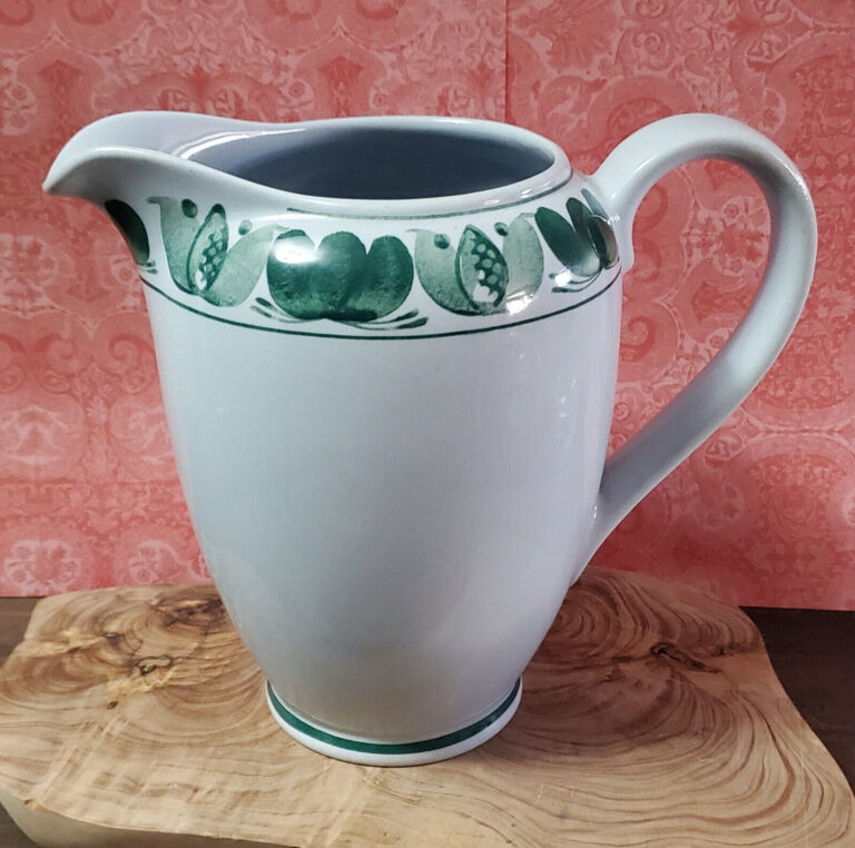 Read more about the article Arabia of Finland GREEN LAUREL 40oz Pitcher 6.75″ Vintage Beautiful Pottery