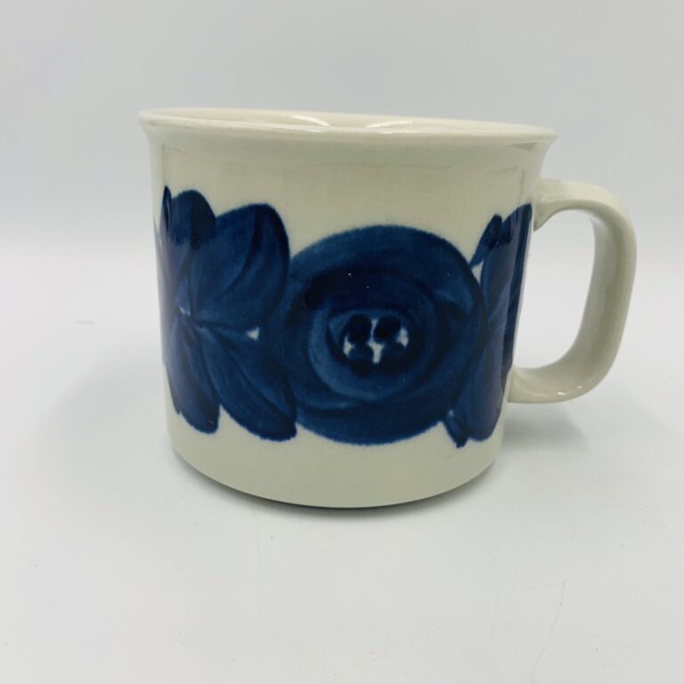 Read more about the article Vtg Arabia Finland Anemone Blue Ulla Procope 12 Oz Beer coffee Mug signed