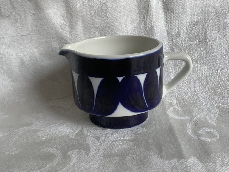 Read more about the article Arabia Finland Pottery Sotka 2.5″ Blue Creamer