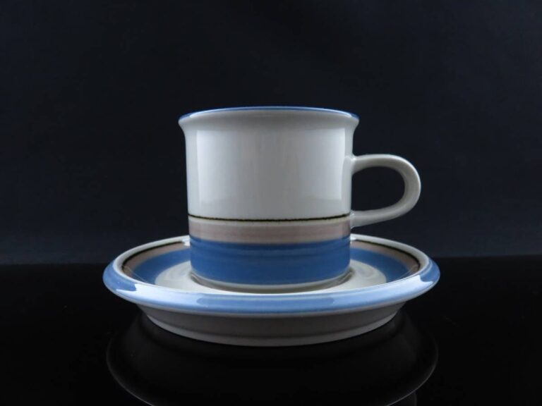 Read more about the article Arabia Uhtua Utua Coffee Cup Saucer Inkeri Leivo Ulla Procope Ura