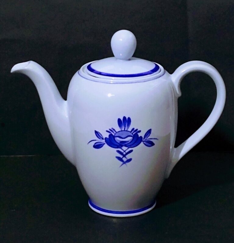 Read more about the article Vintage Blue Rose by Arabia of Finland Coffee Pot