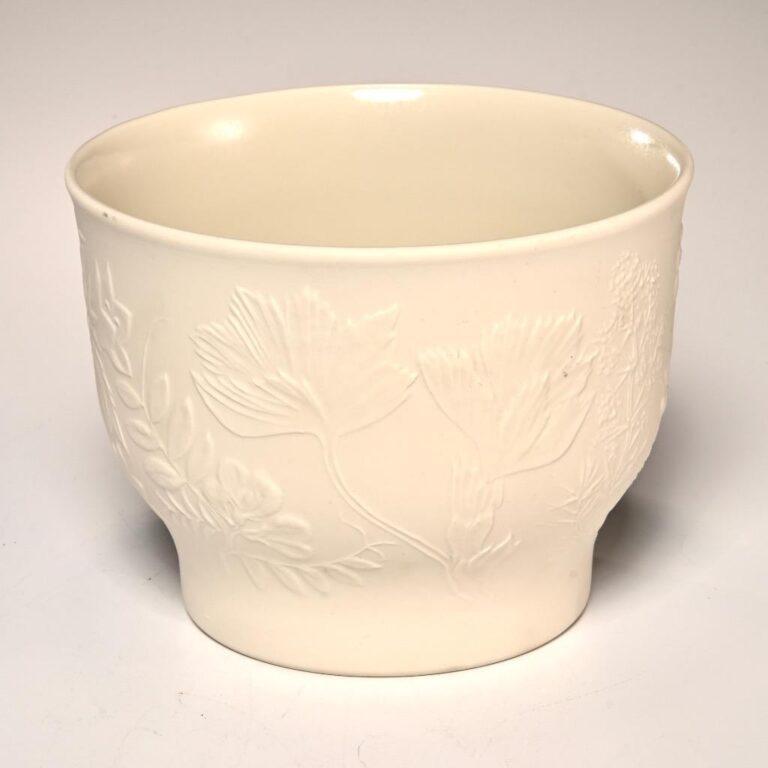 Read more about the article Arabia Finland Suvi Art Pottery Floral Embossed White Bisque Planter Plant Pot