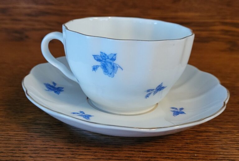 Read more about the article VINTAGE ARABIA FINLAND CUP and SAUCER SCALLOPED BLUE ROSES GOLD TRIM NUMBERS 82/91