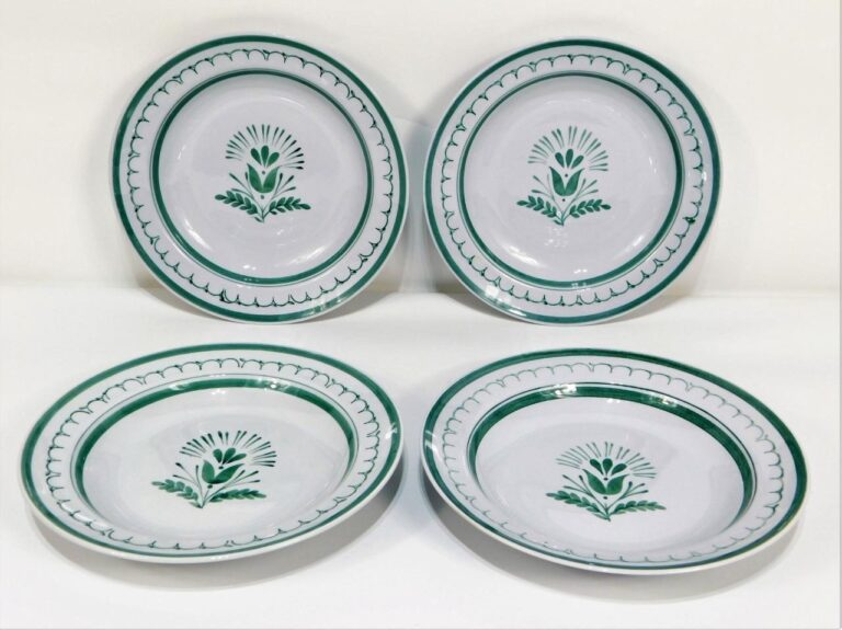 Read more about the article 4 ARABIA FINLAND GREEN THISTLE HAND PAINTED RIMMED SOUP BOWLS 7 1/2″