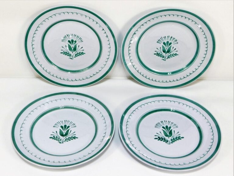 Read more about the article 4 ARABIA FINLAND GREEN THISTLE HAND PAINTED DINNER PLATES 10 1/2″