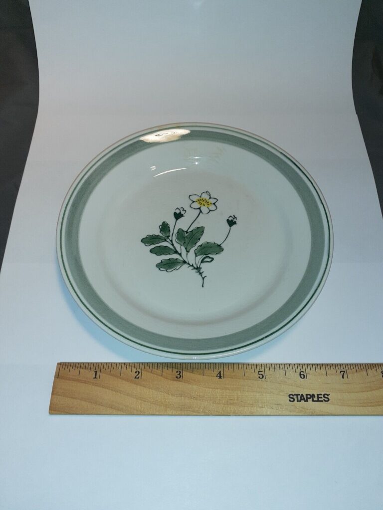 Read more about the article Vintage ARABIA FINLAND Suvi White Flower 6.5″ Bread Plate Mid-Century Cottage