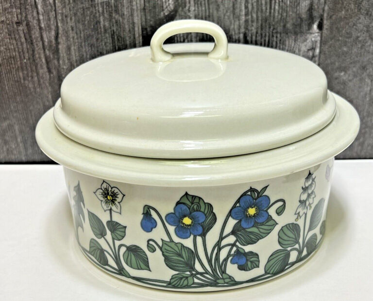 Read more about the article Arabia Finland Flora Esteri Tomula Large Covered Vegetable Casserole 9 3/8″