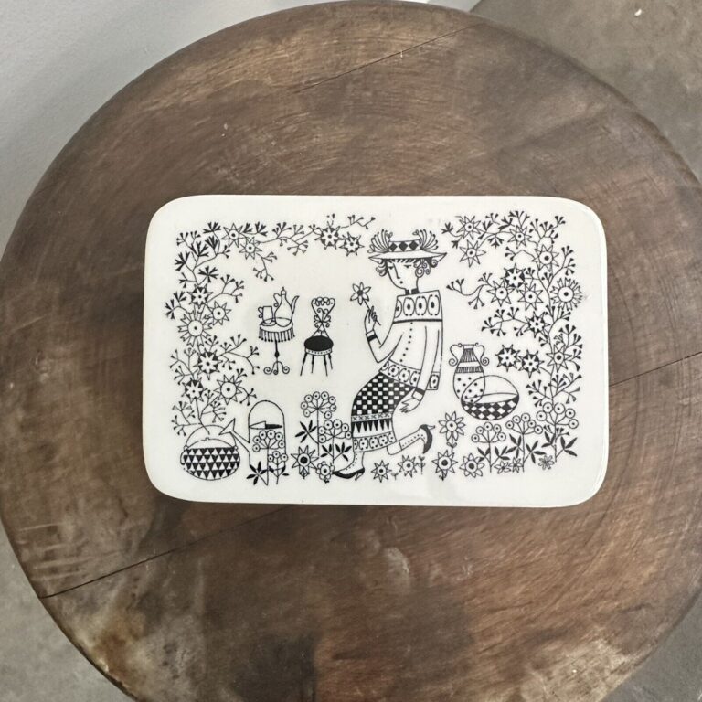 Read more about the article VTG Arabia Finland EMILIA Raija Uosikkinen White Lidded Butter Trinket Box MCM