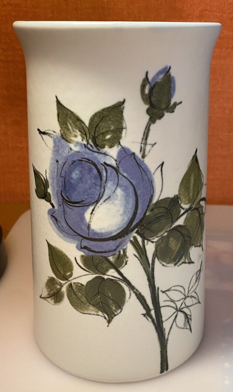 Read more about the article Arabia Finland vase Mid century Blue Rose 7.25” Tall