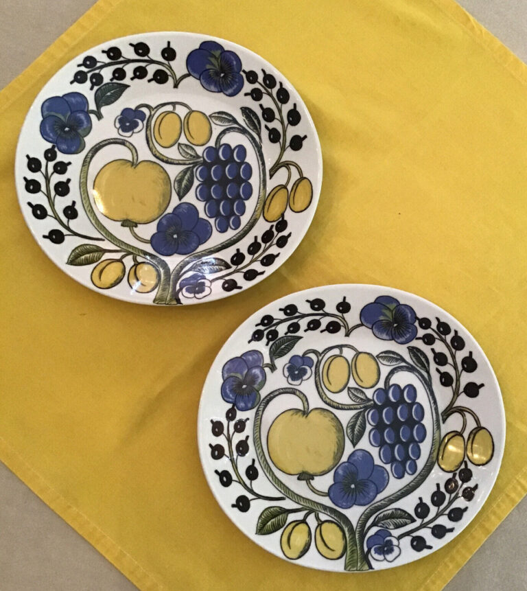 Read more about the article Lot Of 2 PARATIISI Blue and Yellow OVAL Salad Plates ~8.25”/20.9cm Finland Arabia