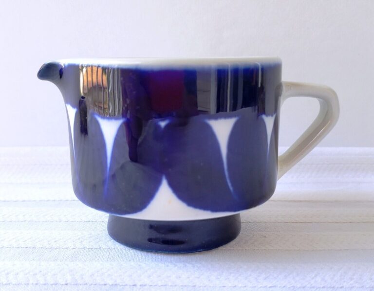 Read more about the article Arabia Finland Sotka Cobalt Blue Creamer