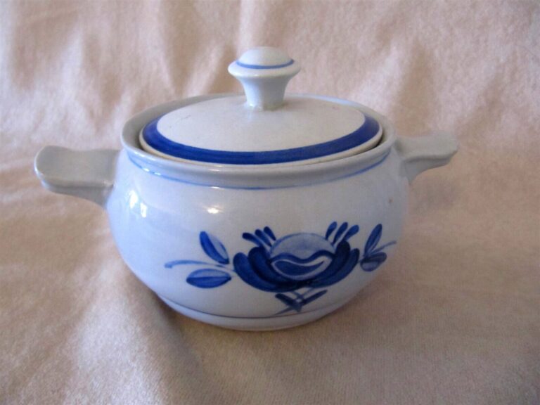 Read more about the article ARABIA OF FINLAND BLUE ROSE OVAL HANDLED SUGAR BOWL WITH LID EXCELLENT CONDITION