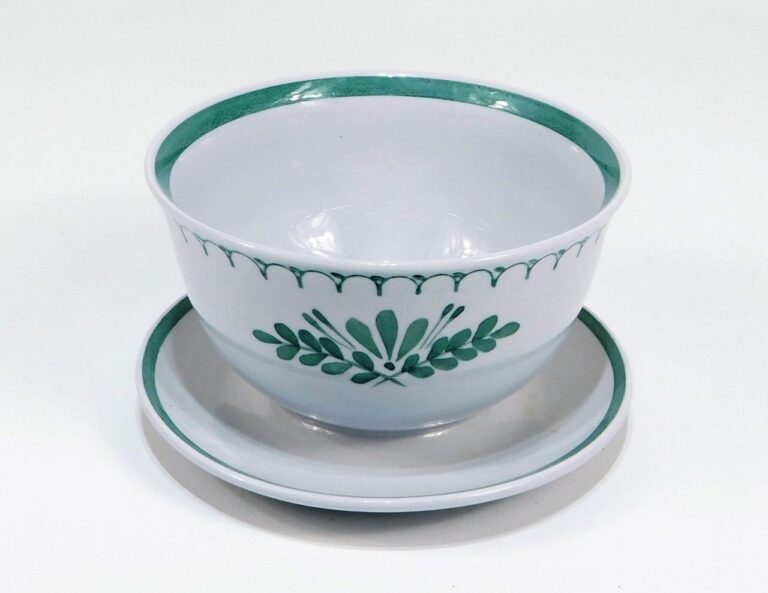 Read more about the article REDUCED ARABIA FINLAND GREEN THISTLE HANDPAINTED GRAVY BOAT ATTACHED UNDERPLATE