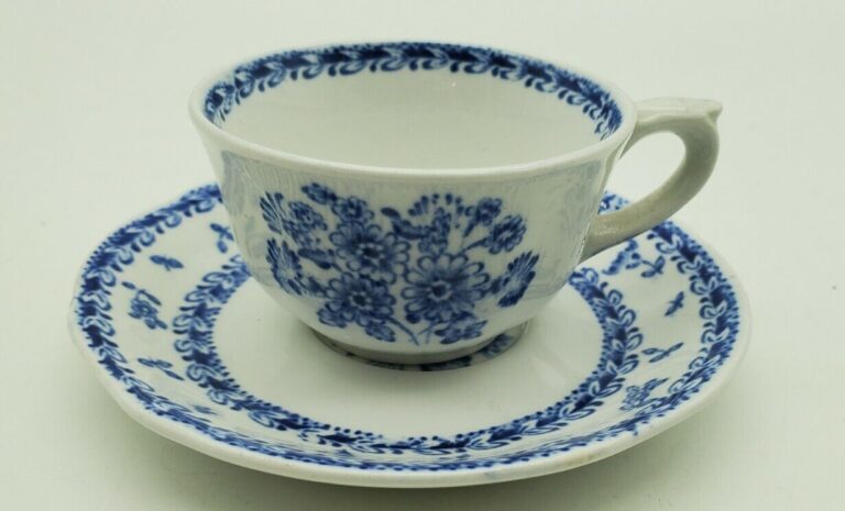 Read more about the article Vintage Arabia Finland Pristine Old Blue Finn Flower Tea Cup and Saucer Set