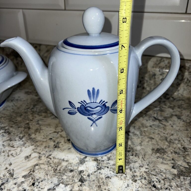 Read more about the article Arabia Blue Rose Tea Coffee Pot Hand-painted Finland EXC