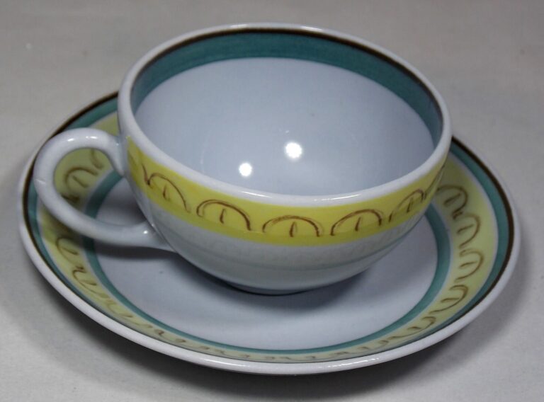 Read more about the article VINTAGE ARABIA CROWN BAND DEMITASSE CUP and SAUCER MADE IN FINLAND 16 and 30 SMALL