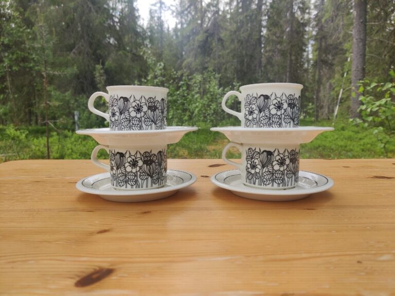 Read more about the article Four sets of Arabia Finland “Krokus” “Crocus” Esteri Tomula coffee cup and saucer