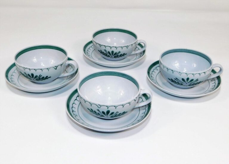 Read more about the article 4 ARABIA FINLAND GREEN THISTLE HAND PAINTED CUPS AND SAUCERS