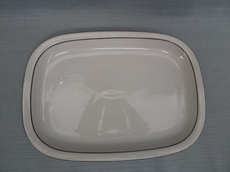 Read more about the article Arabia Finland Fennica Rectangular Platter