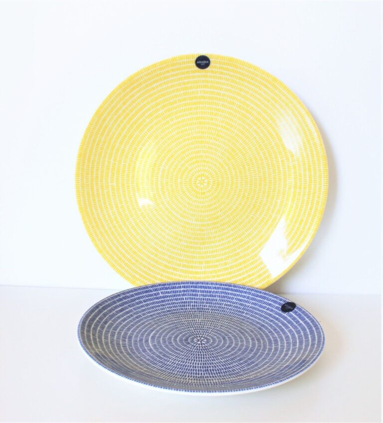 Read more about the article Set of 2 Avec 24h plates from Arabia Finland: yellow 26cm and blue 20cm