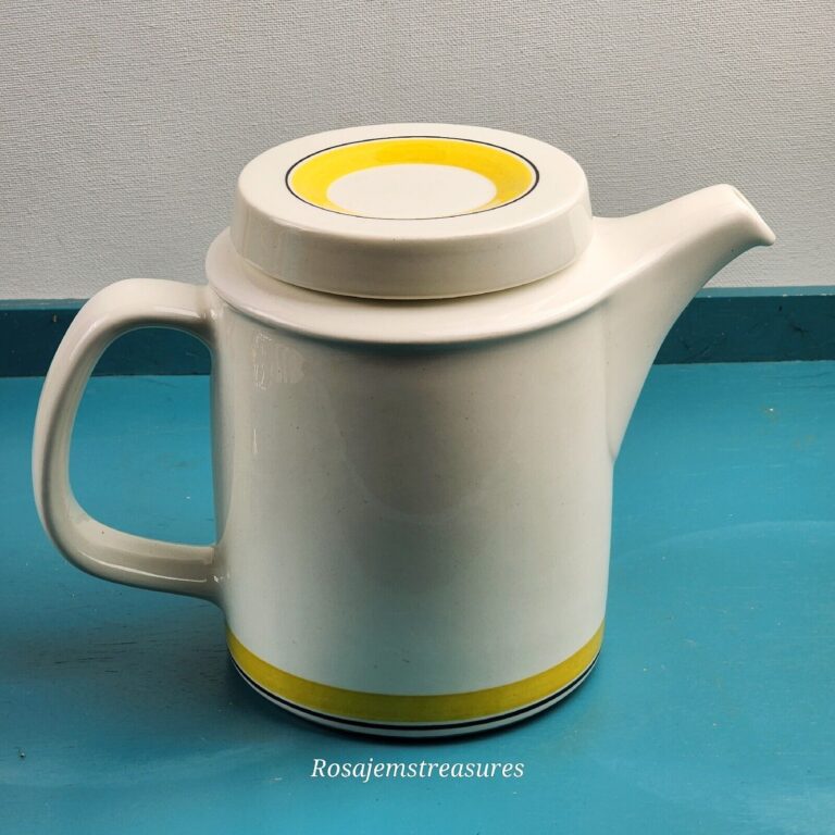 Read more about the article 1970’s ARABIA OF FINLAND Faenza Yellow Band  44 Oz. Coffee Pot and Lid