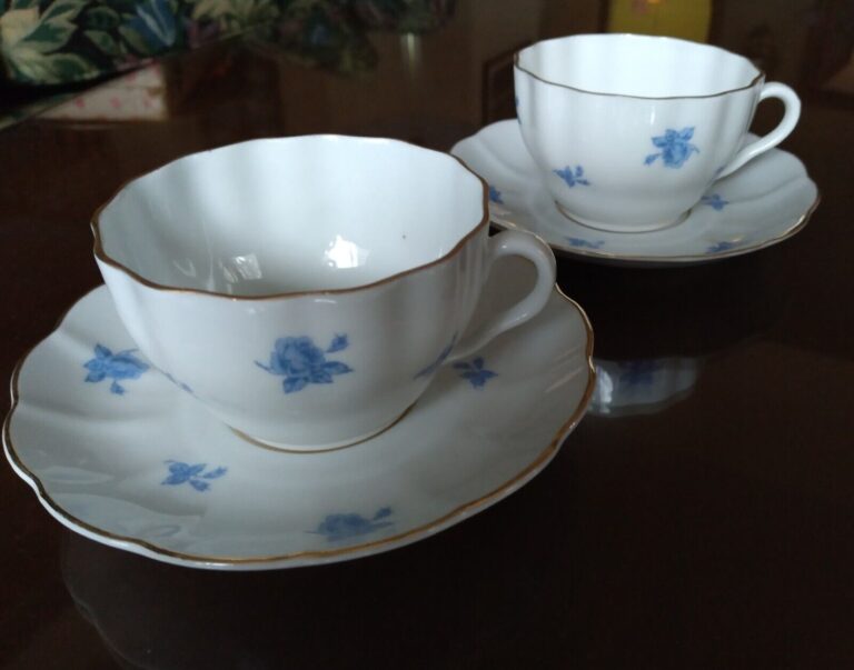 Read more about the article PAIR OF VTG ARABIA FINLAND CUP and SAUCER SCALLOPED BLUE ROSES GOLD TRIM NUMBERED