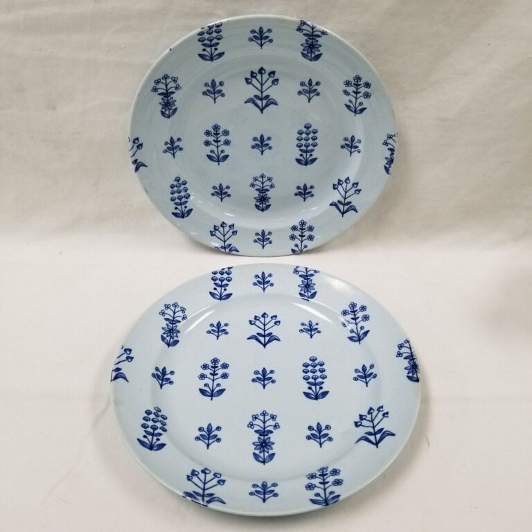 Read more about the article 2 ARABIA Finland Tapestry Luncheon/Dinner Plates Dk Blue Flowers/Lt Blue 9 1/2″