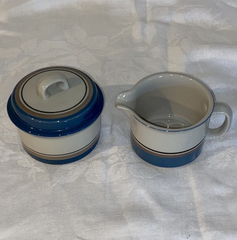 Read more about the article ARABIA OF FINLAND UHTUA SUGAR BOWL WITH LID AND CREAMER – Blue stripes cream