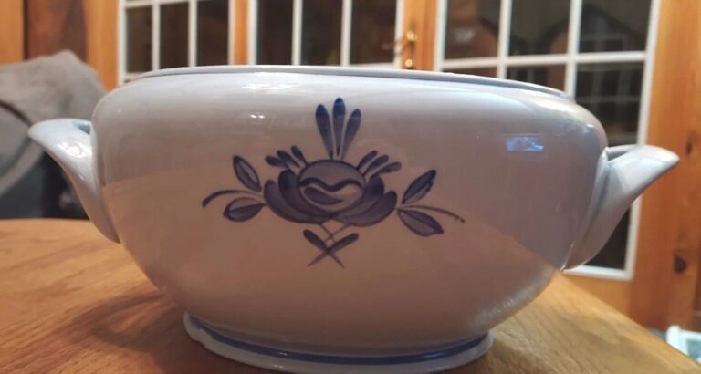 Read more about the article Vintage Arabia Finland Blue Rose Pattern hand painted serving bowl/soup tureen.