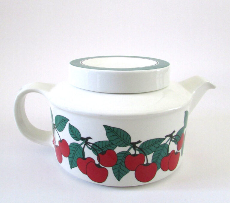 Read more about the article Vintage Arabia Finland Kirsikka CHERRY Teapot